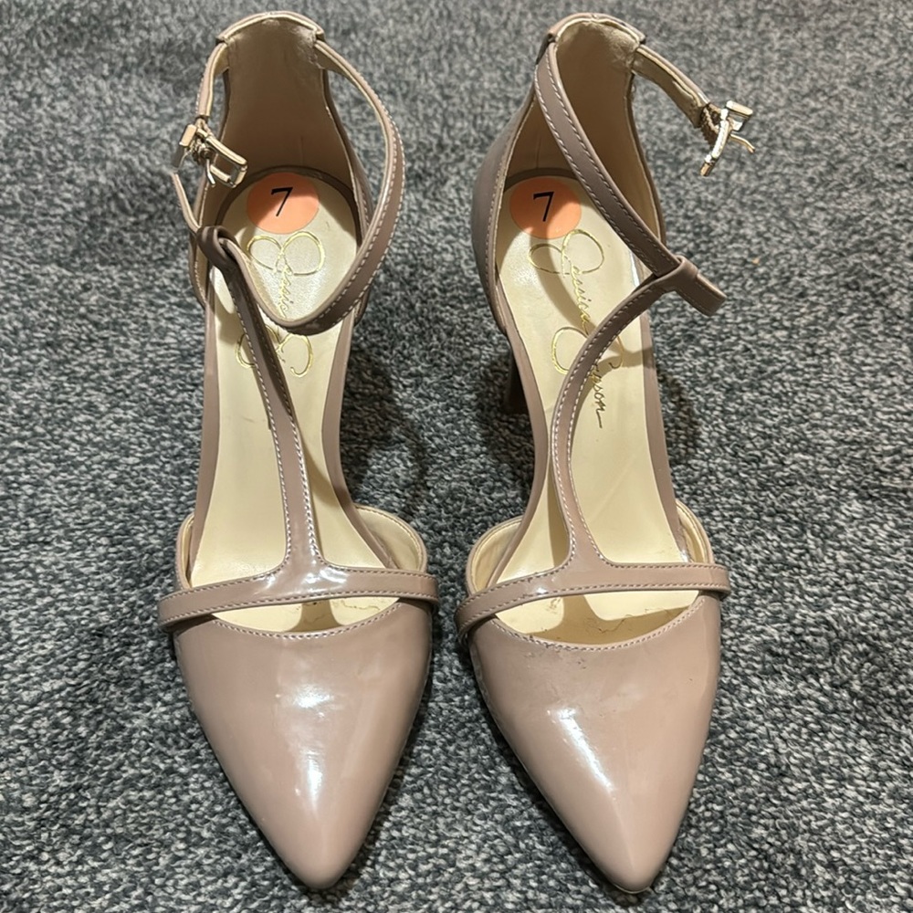 Jessica Simpson nude pump